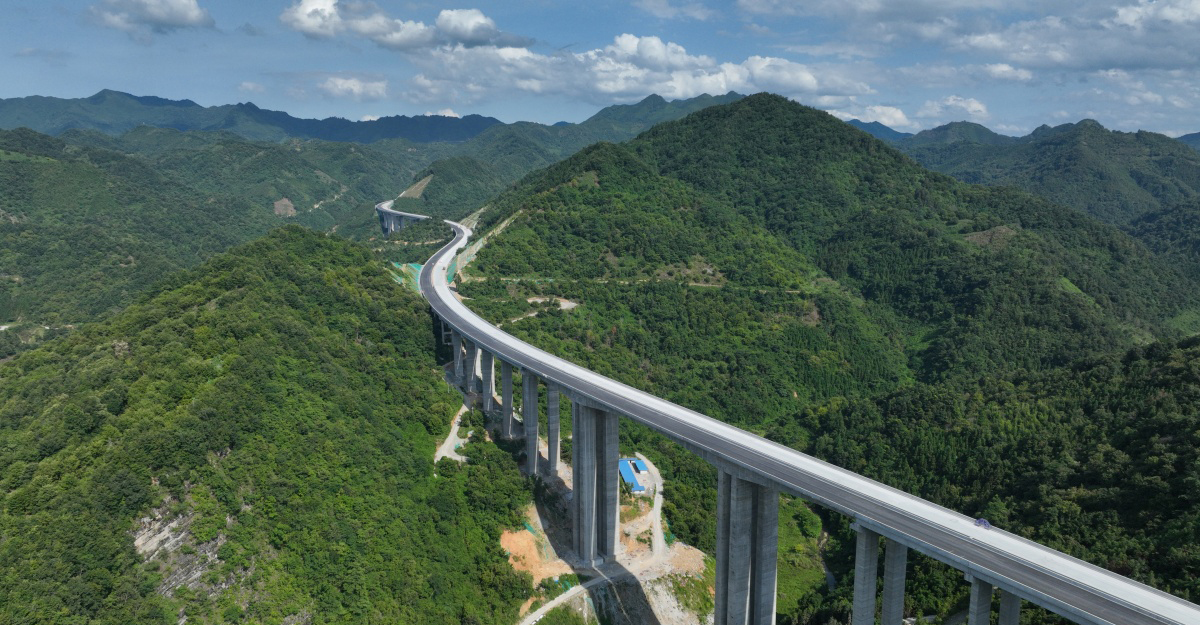 熱烈慶祝同鑫科技簽約南丹至天峨下老高速公路監(jiān)控、通信、收費綜合系統(tǒng)及隧道機電工程